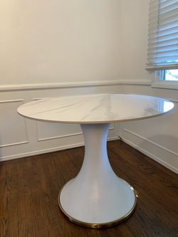 Modern White Marble Dining Table – Gold Trim / Pedestal Base
