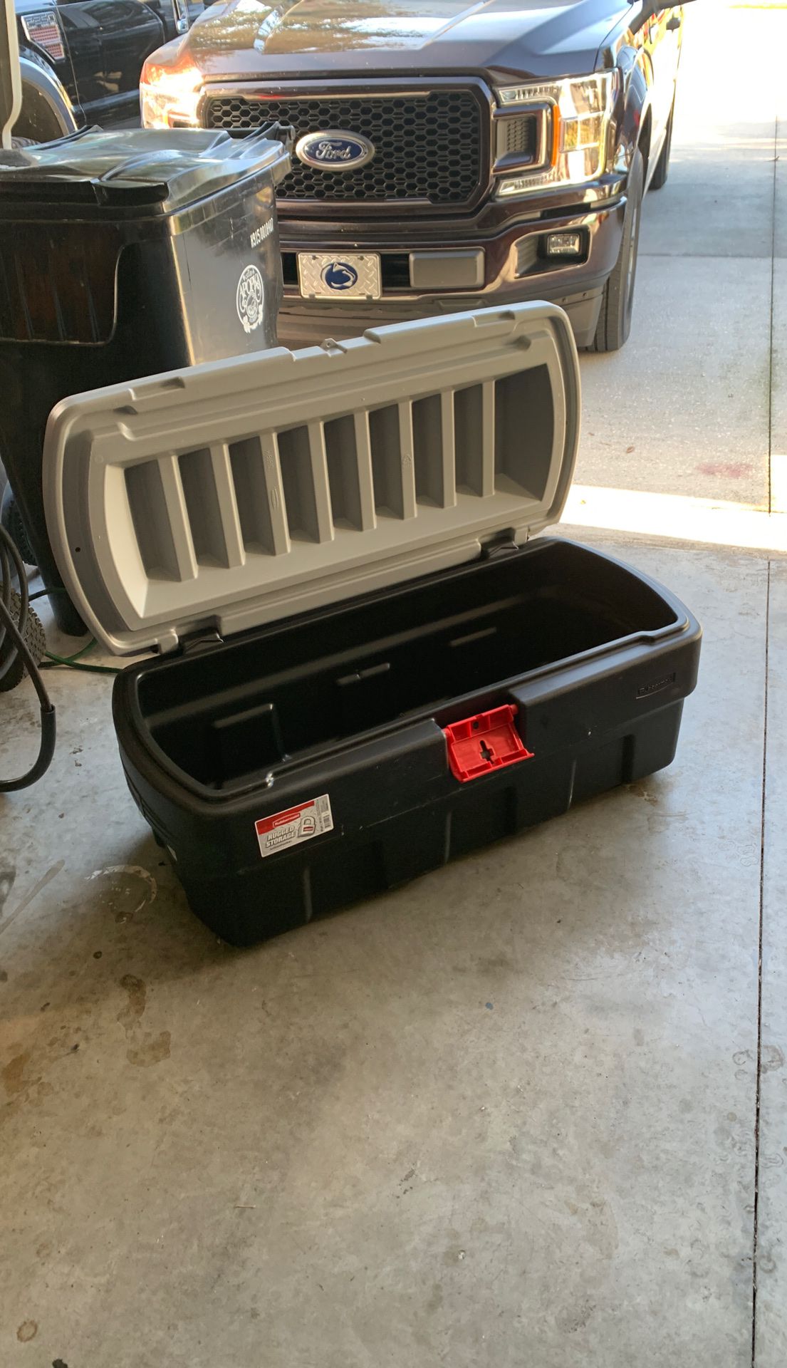 Rubbermaid large storage container