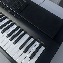 Casio WK-500 Keyboard Piano – 76 Keys, Works Great, Mic Input, Built-in Speakers