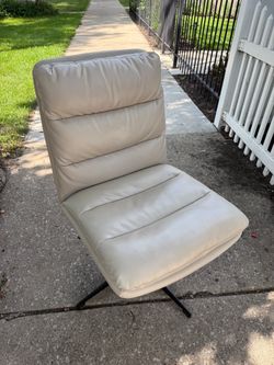 Ivory super soft pleather swivel desk chair. No casters.