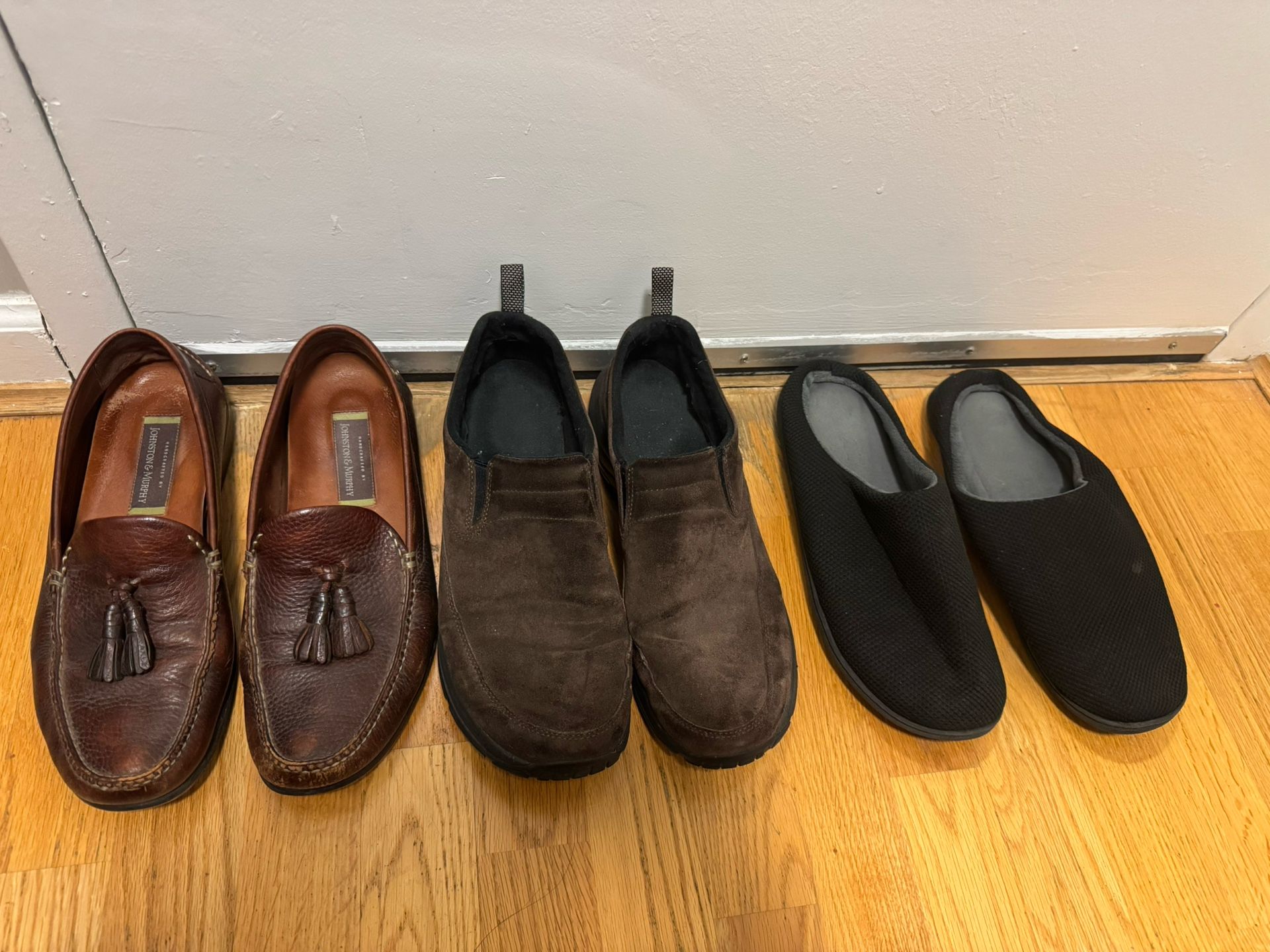 2 pairs of men's shoes and slippers, size 13, all for 30$