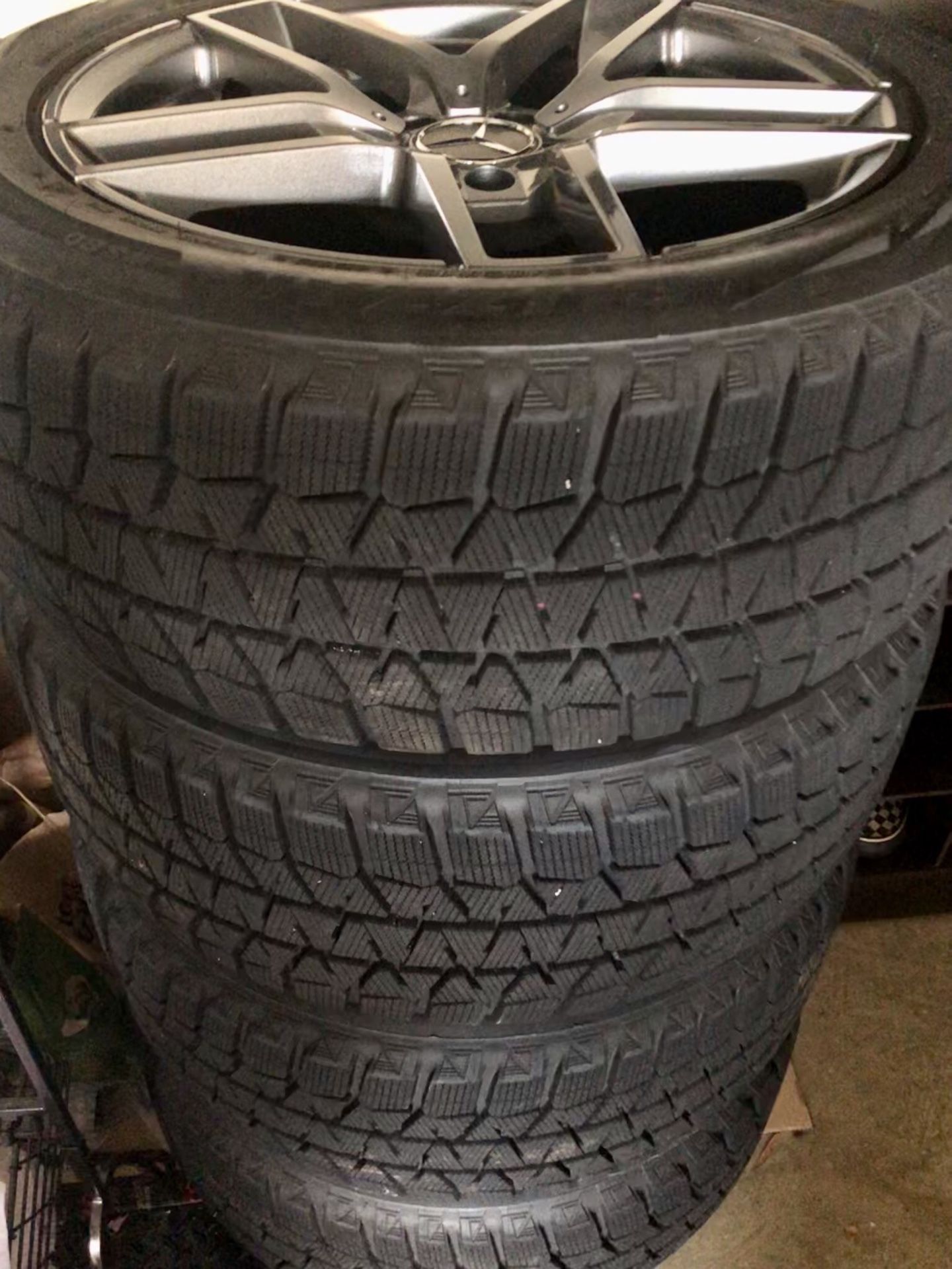 Wheel with tires 235 50 R18