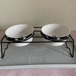 Ceramic Bowls  With A Raised Rack And A Rubber Mat
