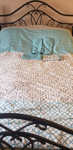 King bedspread with 4 pillowcases