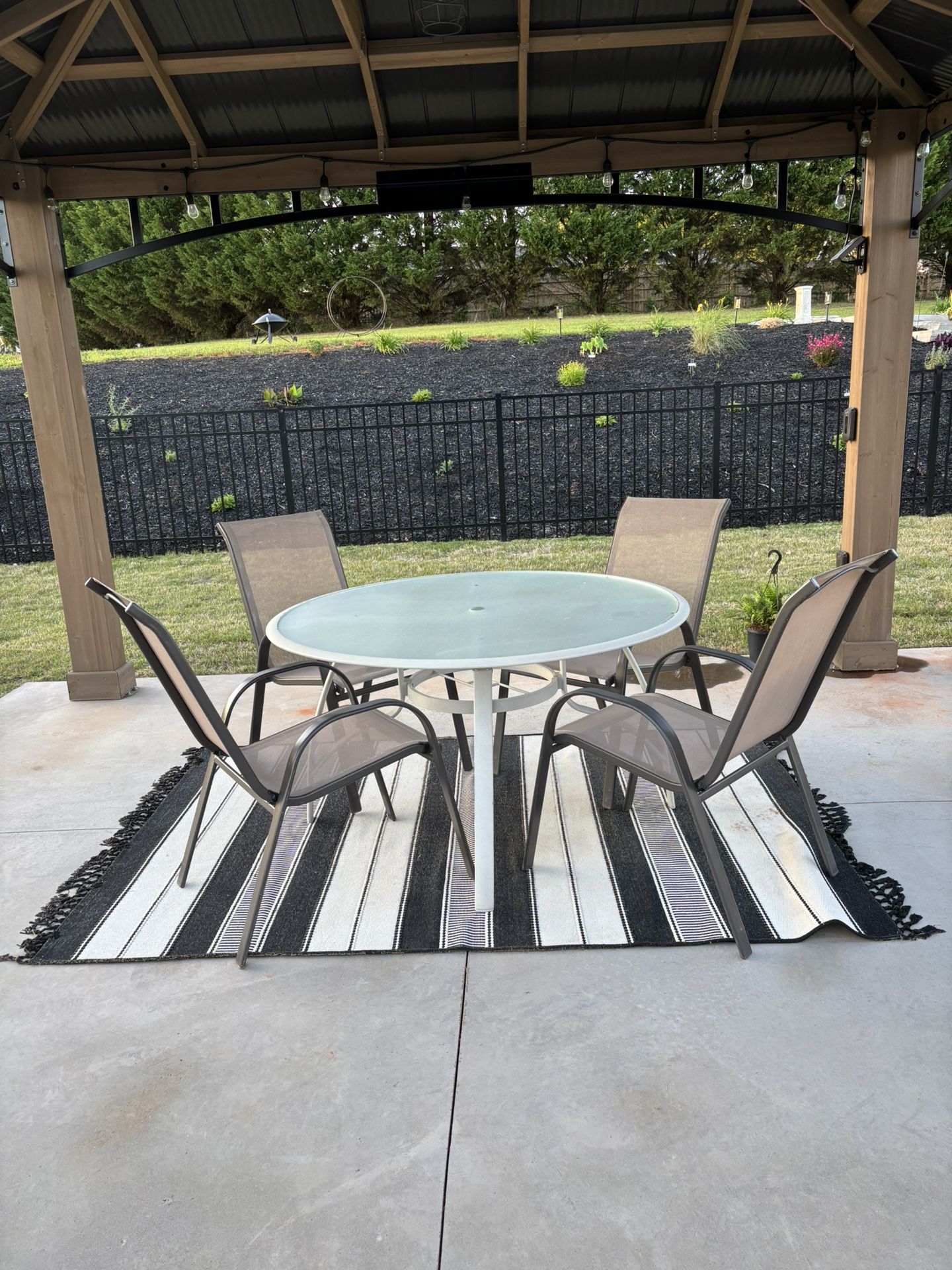 Round Outdoor Table, 4 Chairs