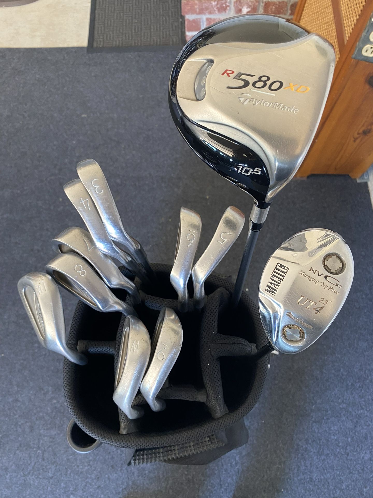 Golf Club Set, RH, (9) Irons + Taylor Made Driver + 23 Degree Hybrid + Golf Bag