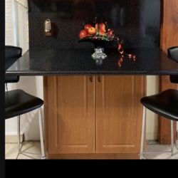 Un Gabinete Mostrador Con Backsplash Y Countertop 