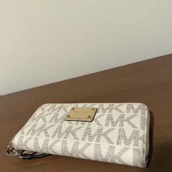 Michael Kors Zip Around Wallet 