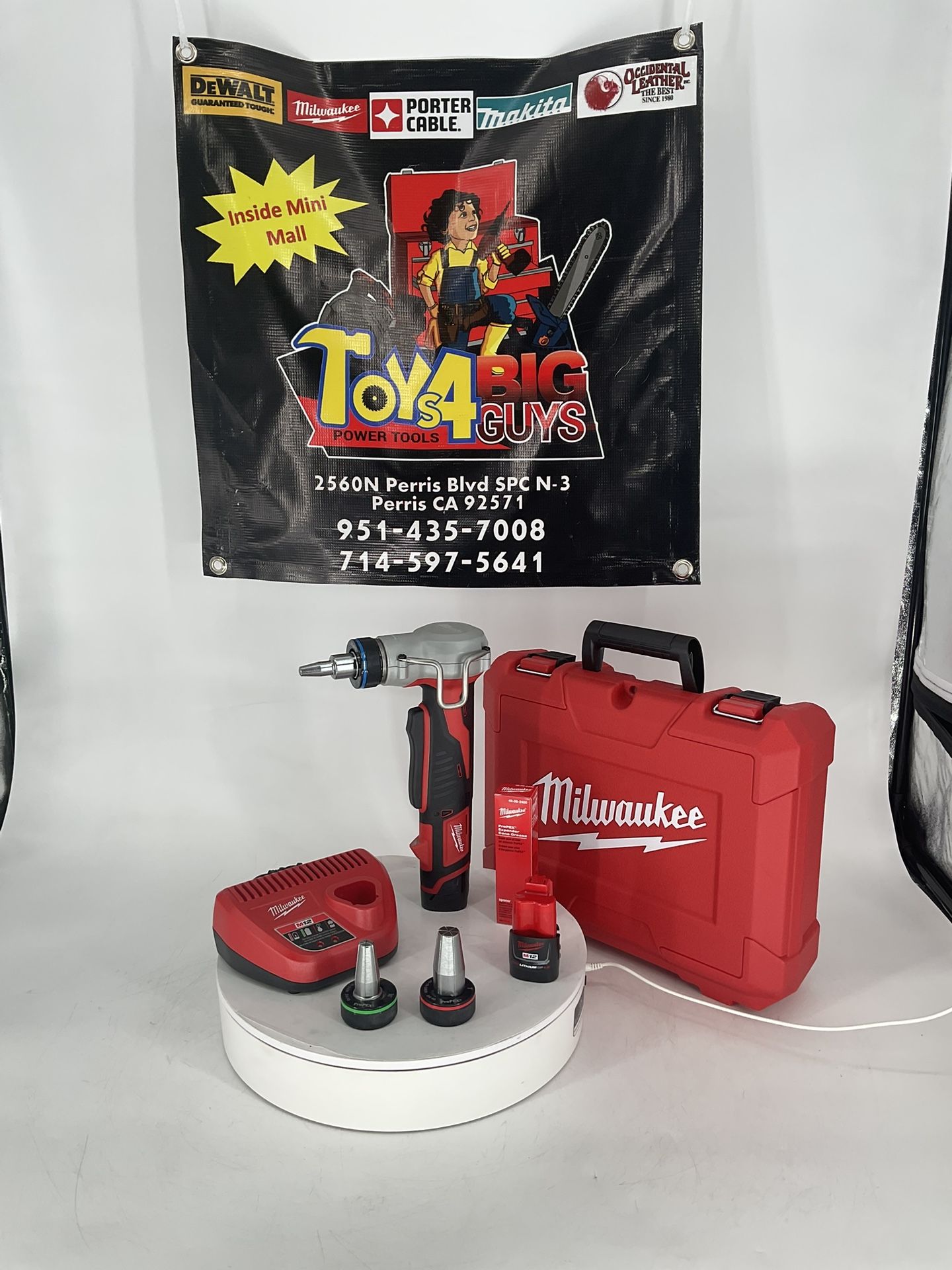 Milwaukee M12 12-Volt Lithium-Ion Cordless ProPEX Expansion Tool Kit with (2) 1.5Ah Batteries, (3) Expansion Heads and Hard Case