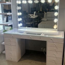 Glam Vanity With Lights 