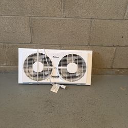 Top brand: 9” Window Fan, Reversible Airflow Blades, In/Out Exchange, 2 Speeds, Built-In Extender Panels, Ideal for Home, Bedroom or Office. Like new 