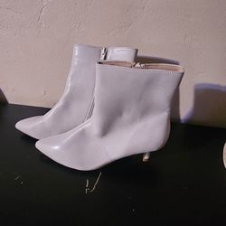 Journee Size 7.5 Beige Ankle High Boots With Small Stilleto Heel 