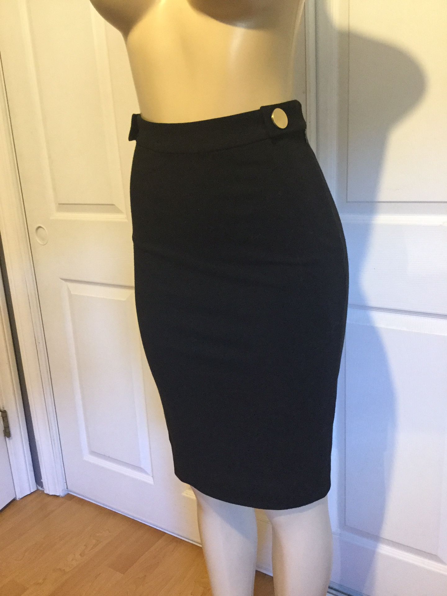 Women’s black Diane Von Furstenberg form fit pencil skirt size 2