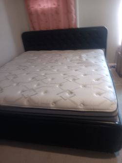 Cama grande de tres plazas, completa.