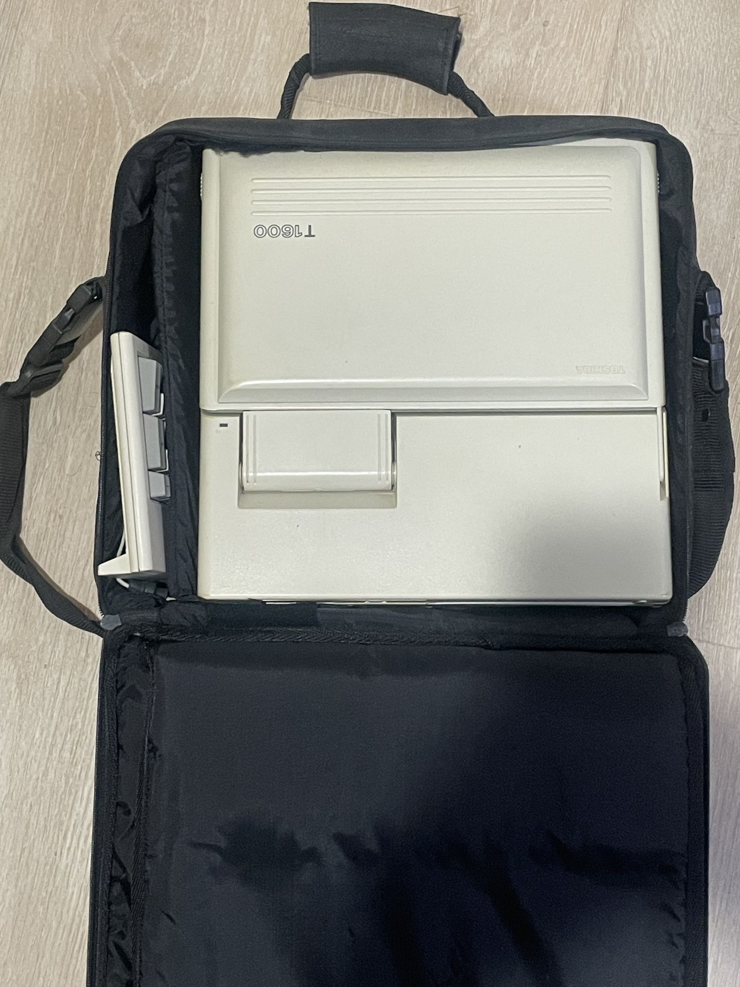 Toshiba T1600