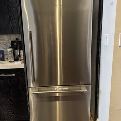 Fisher & Paykel Series 7 31 in. 17.1 cu. ft. Counter Depth Bottom Freezer Refrigerator