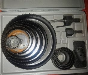 Multi-piece hole saw set