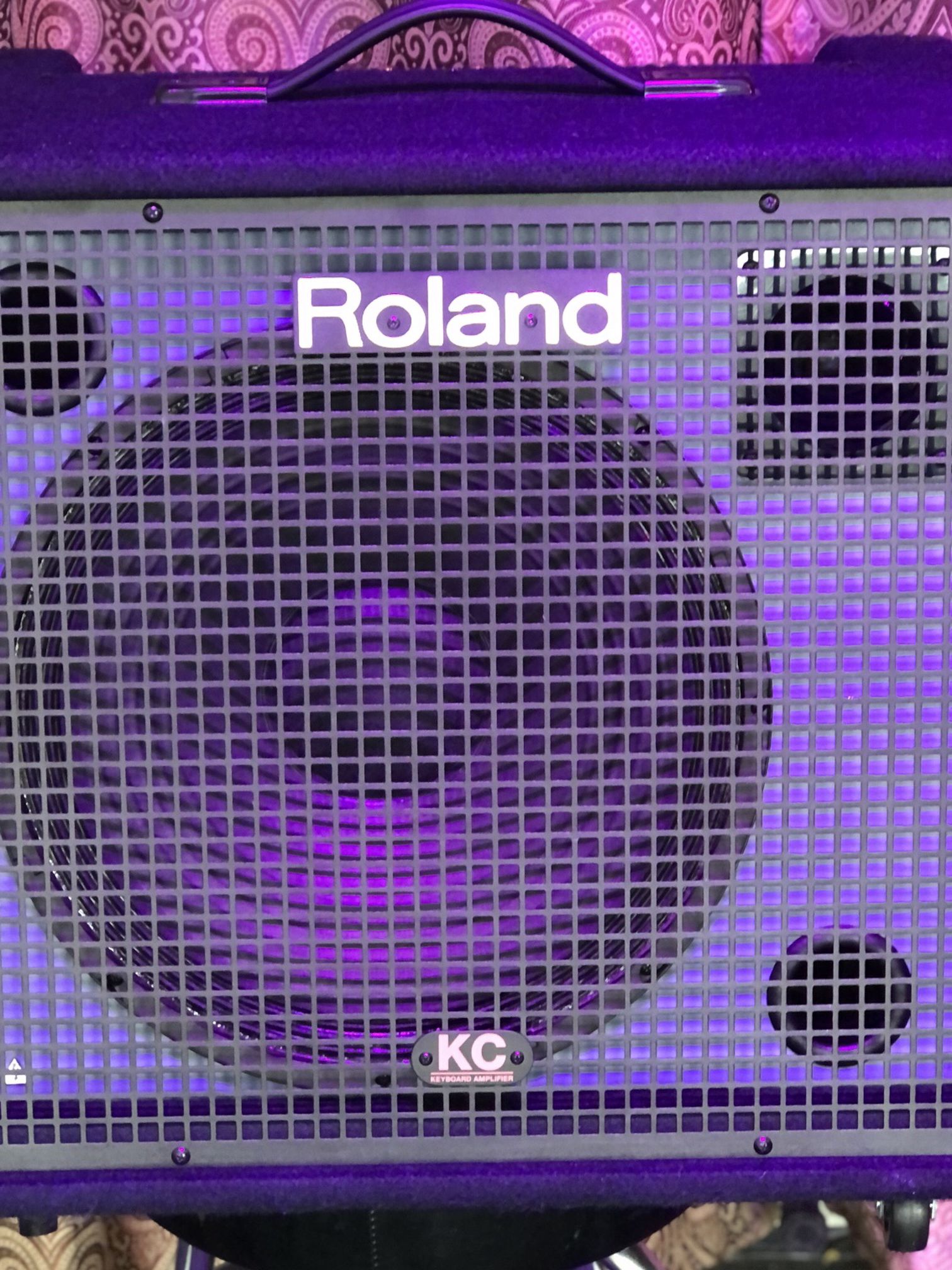 Roland KC-550 Overview The Roland KC-550 is a keyboard amplifier with a 4-Channel Stereo mixer and 180 Watts of power, built into a 2-way, full-range