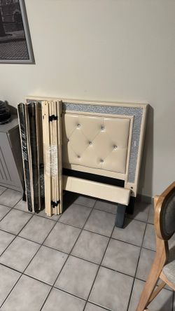 bed frame (twin)