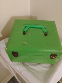 Vintage has a lot of stuff for me sewing kit all the threads are old that's 1960