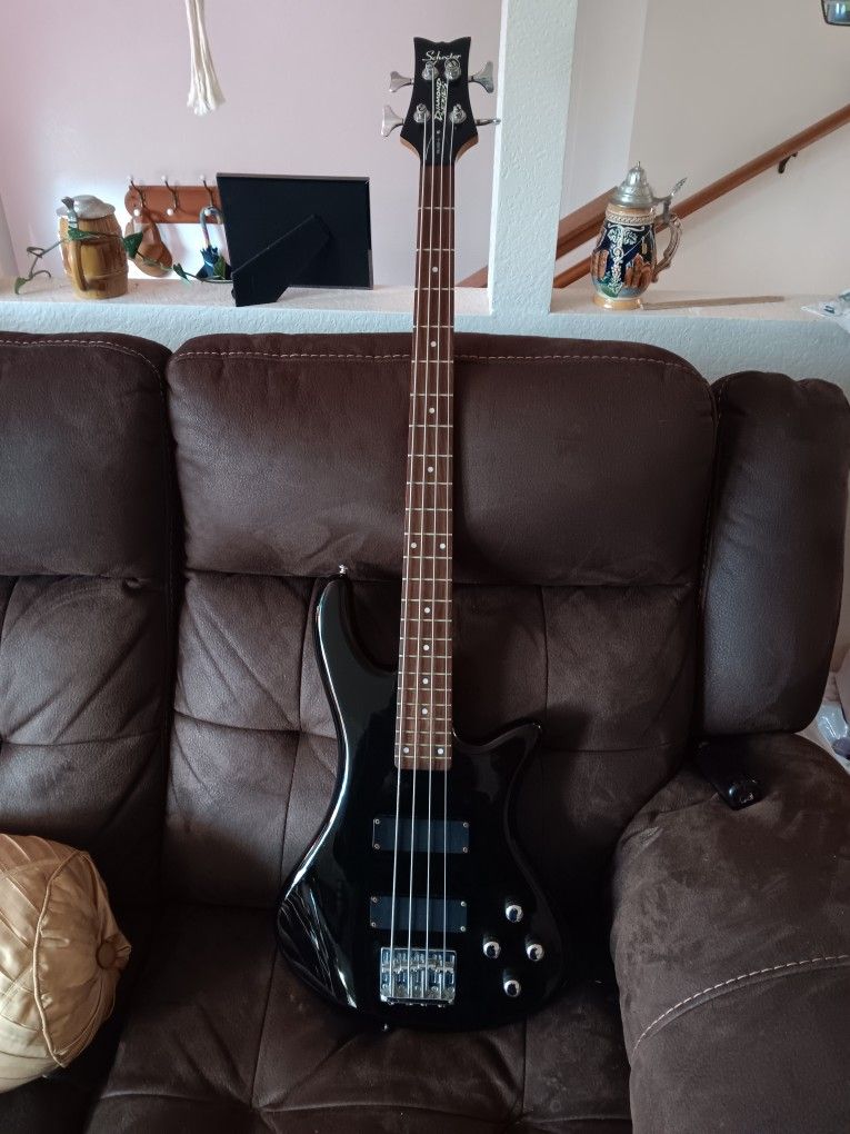 Black Schecter Diamond Series Deluxe 4 Bass w/gig bag