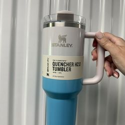 Stanley Adventure Quencher H2.0 in Pool Blue/Pink Ombré. New in Box