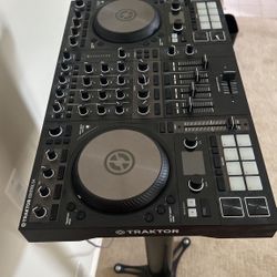 Traktor S4 w/ Carrying Case