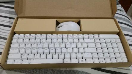 Wireless keyboard and mouse 2.4 GHz.