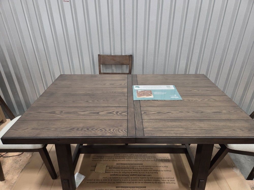 Beautiful Dinning Table! Great Opportunity