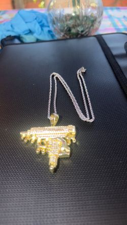 Silver cadena y dije bañada en oro desde la tienda de TikTok $35