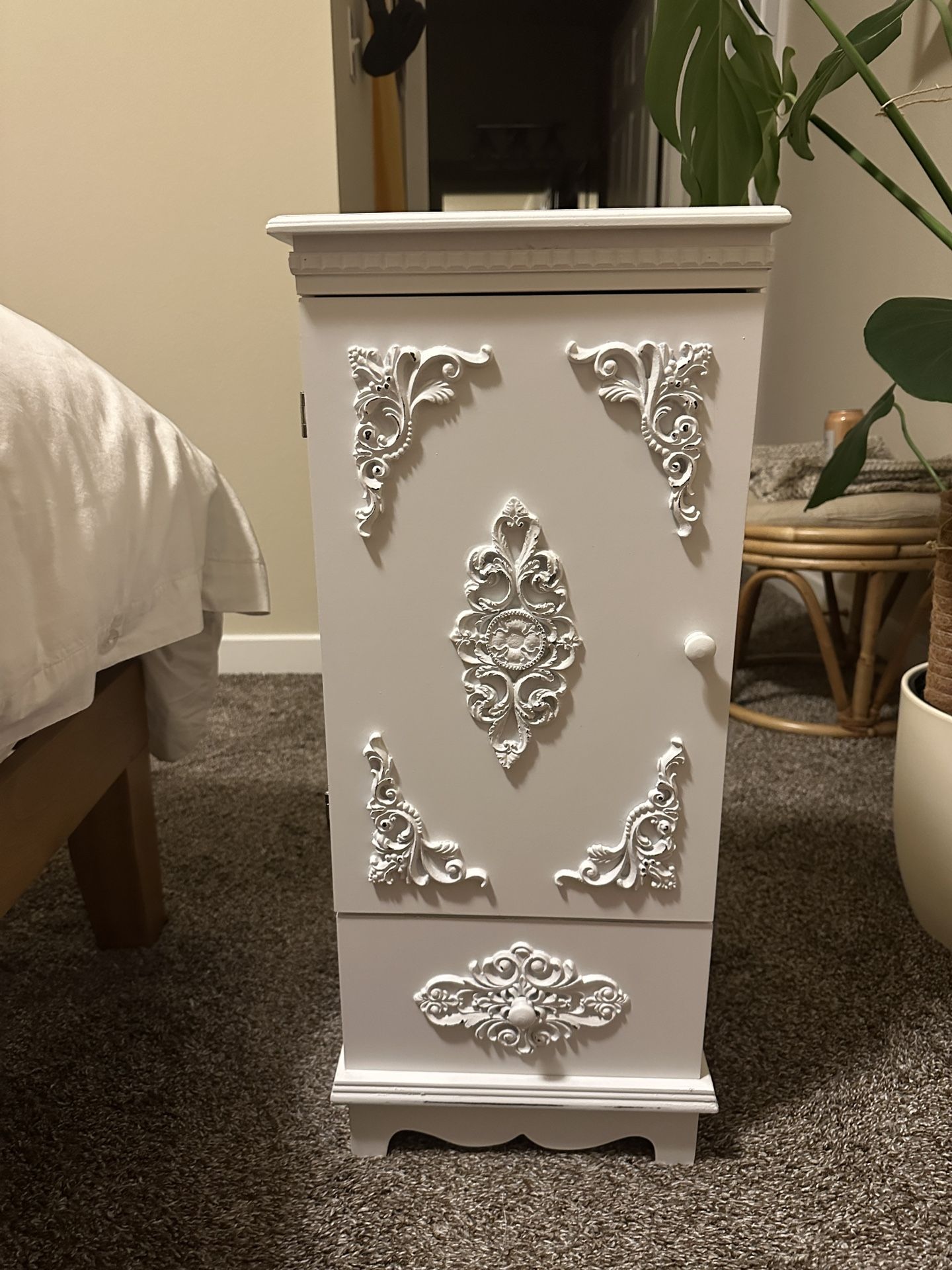 White Cabinet/nightstand/sidetable