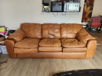 𝗩𝗲𝗿𝘆 CUSHY, faux leather couch