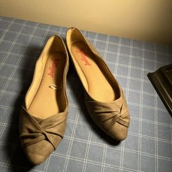 Comfortable black ballet flats with bow detail. Size 7.5