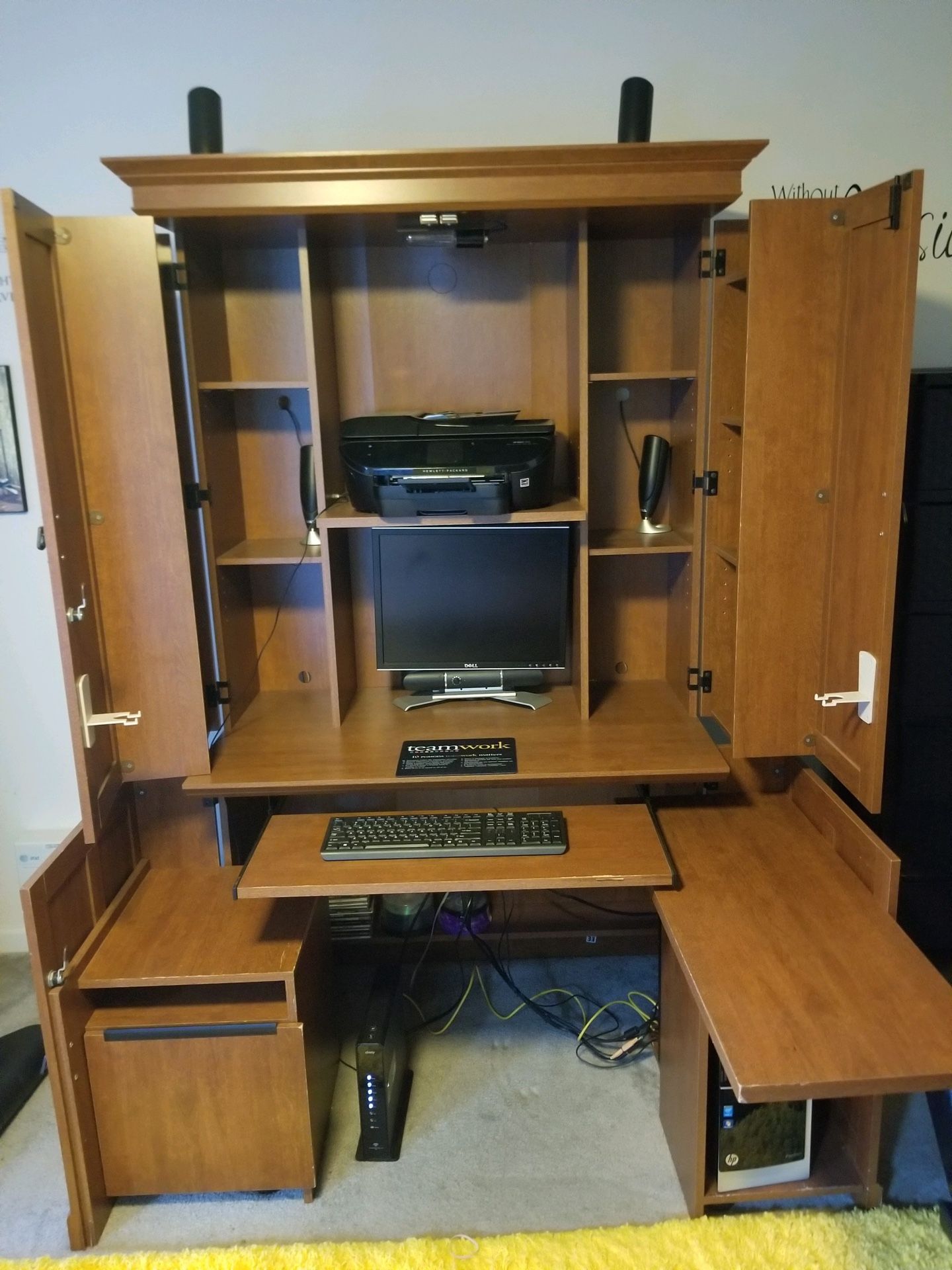 lovley computer desk need gone ASAP Must be picked up!!