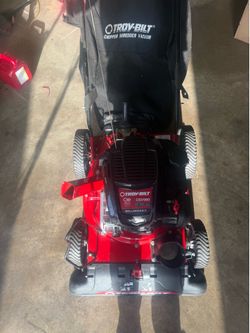 Máquina de recoger hojas y muele palos