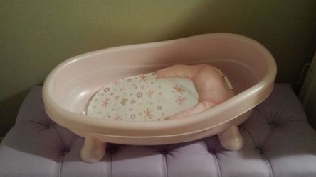 Baby girl bath tub
