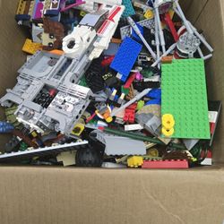 A bulk lot of random Legos with minifigures and possible sets 16.8lbs