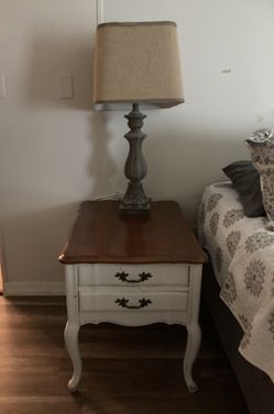 Set of 2 Nightstands W/ Lamps