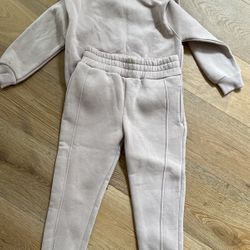 GIRLS TRACKSUIT SIZE 9/10Y.. RUNS SIZE SMALL