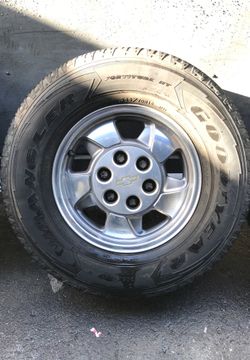 Yantas y rines para chevy 6 hollos 265 70 16 $150 los 4 rebajados $100