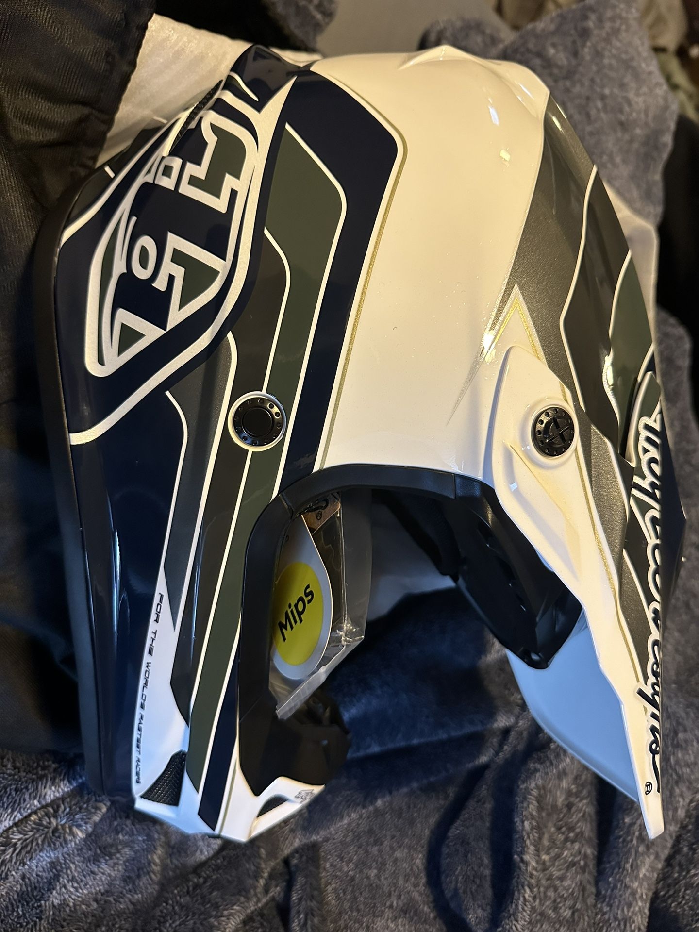 Troy Lee designs SE4 helmet