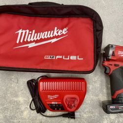Milwaukee 3/8 in. Cordless Stubby Impact Wrench Kit 2554-20 M12 Fuel RED Lithium XC4.0 Battery Tool LED Light Lithium Ion Li-ion