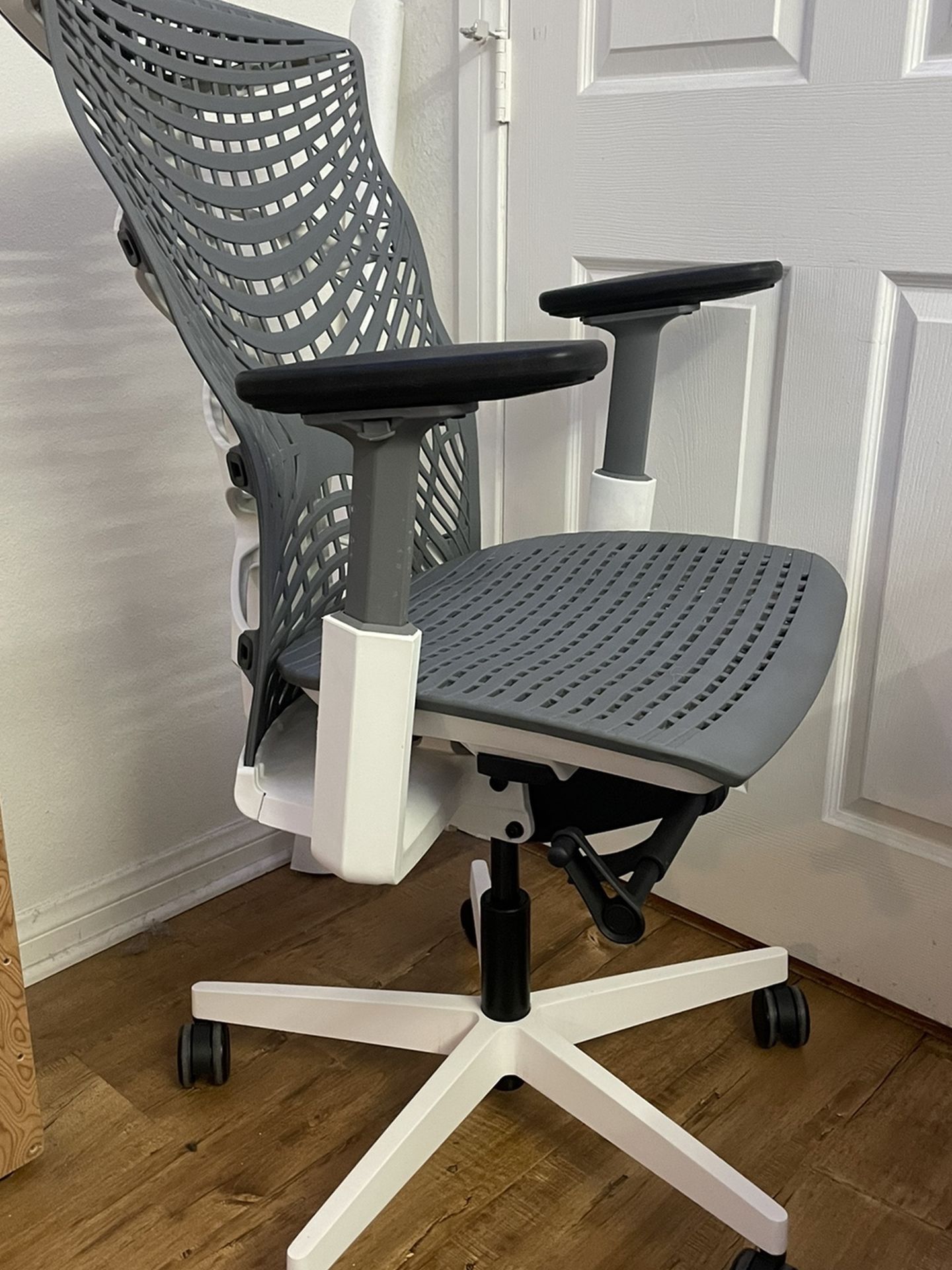 Autonomous Kinn Desk chair