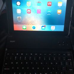 IPAD2 WITH WIFI AND CELLULAR & A BLUETOOTH KEYBOARD