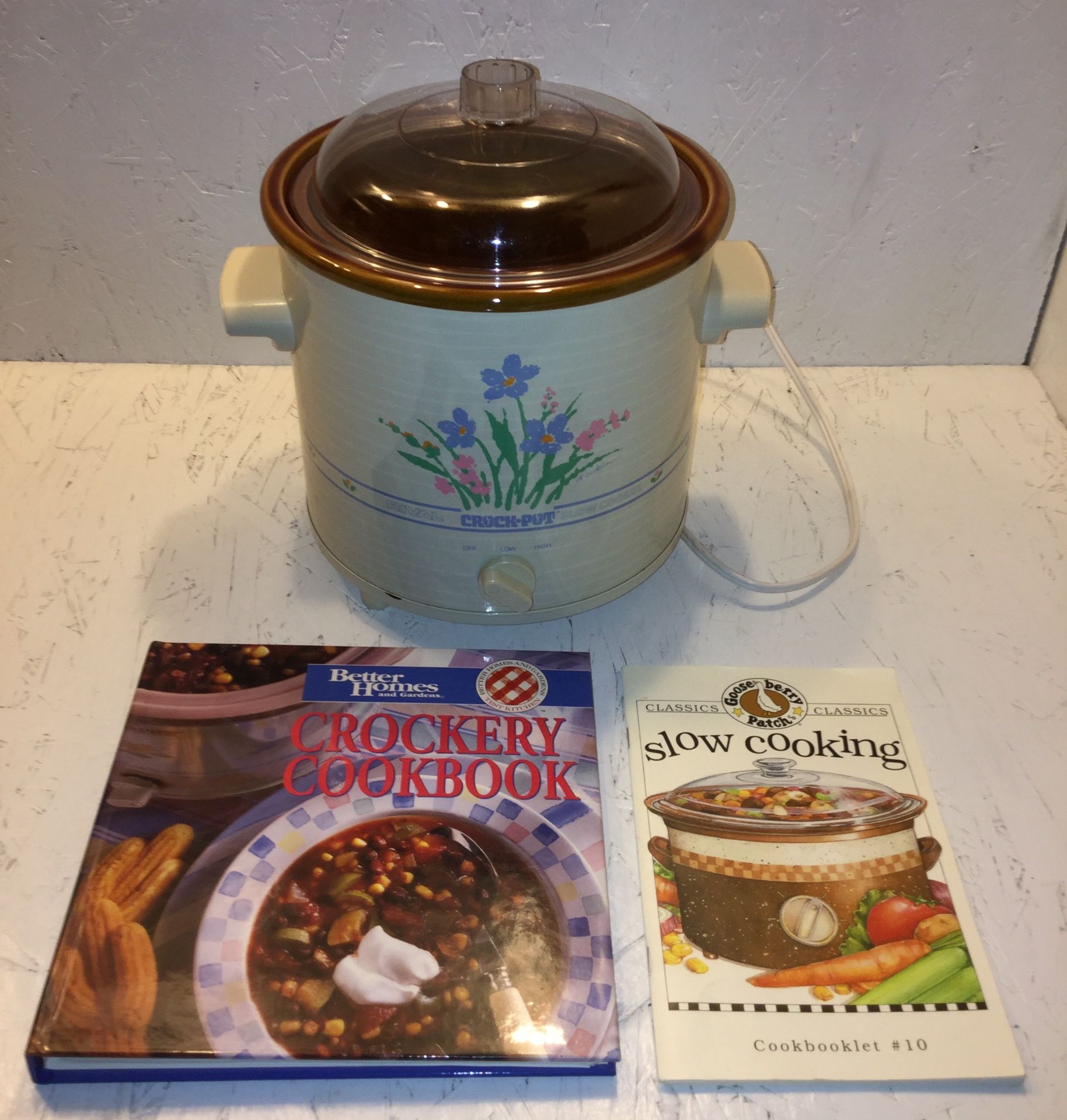 Vintage rival crock pot model 3100P 3.5qt with cook book