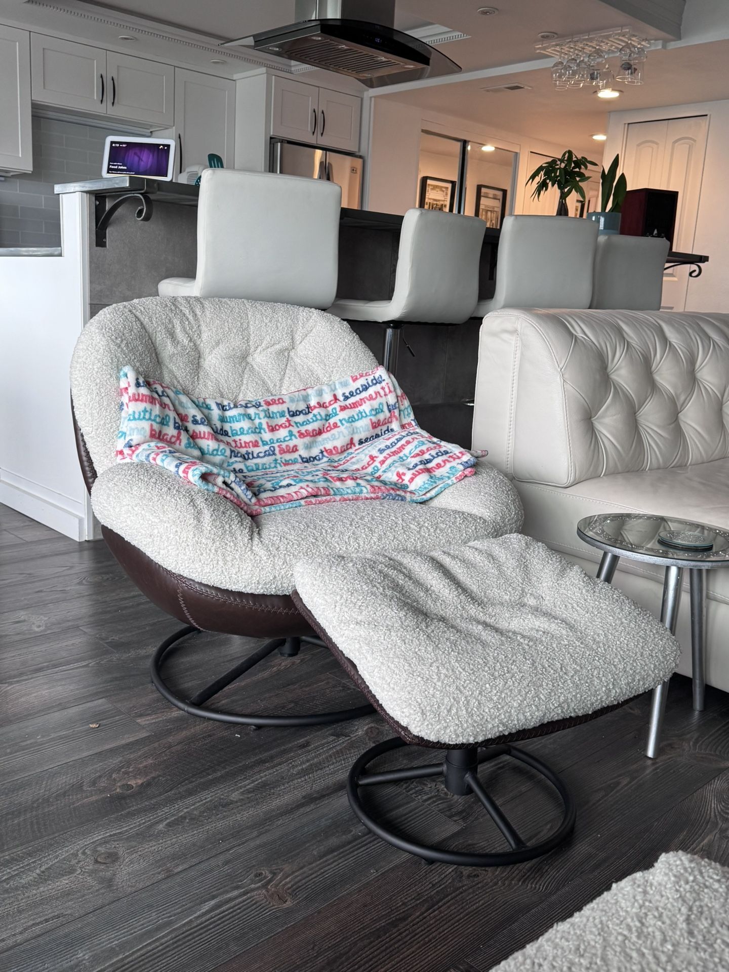 Cozy Swivel Chair with Ottoman