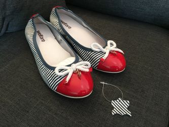 Leather shoes / ballet flats size 6 in a box like new
