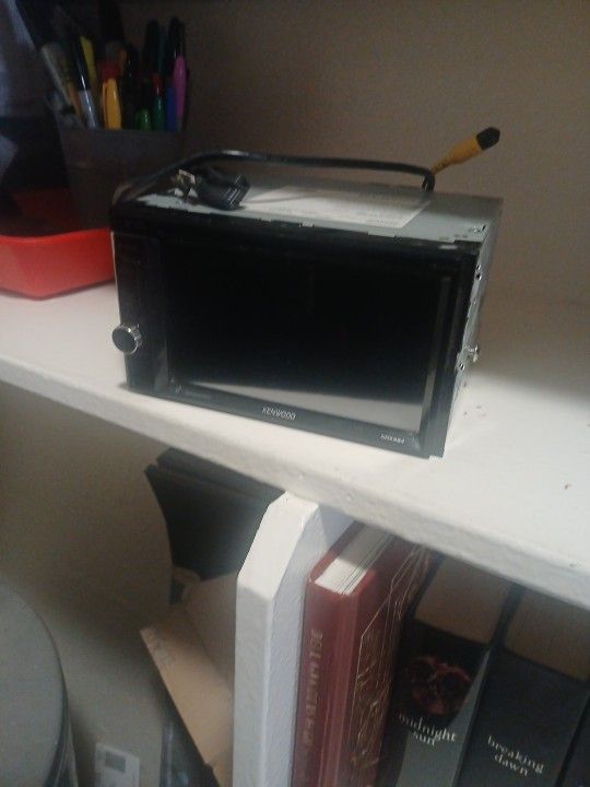 KENWOOD TOUCHSCREEN RADIO