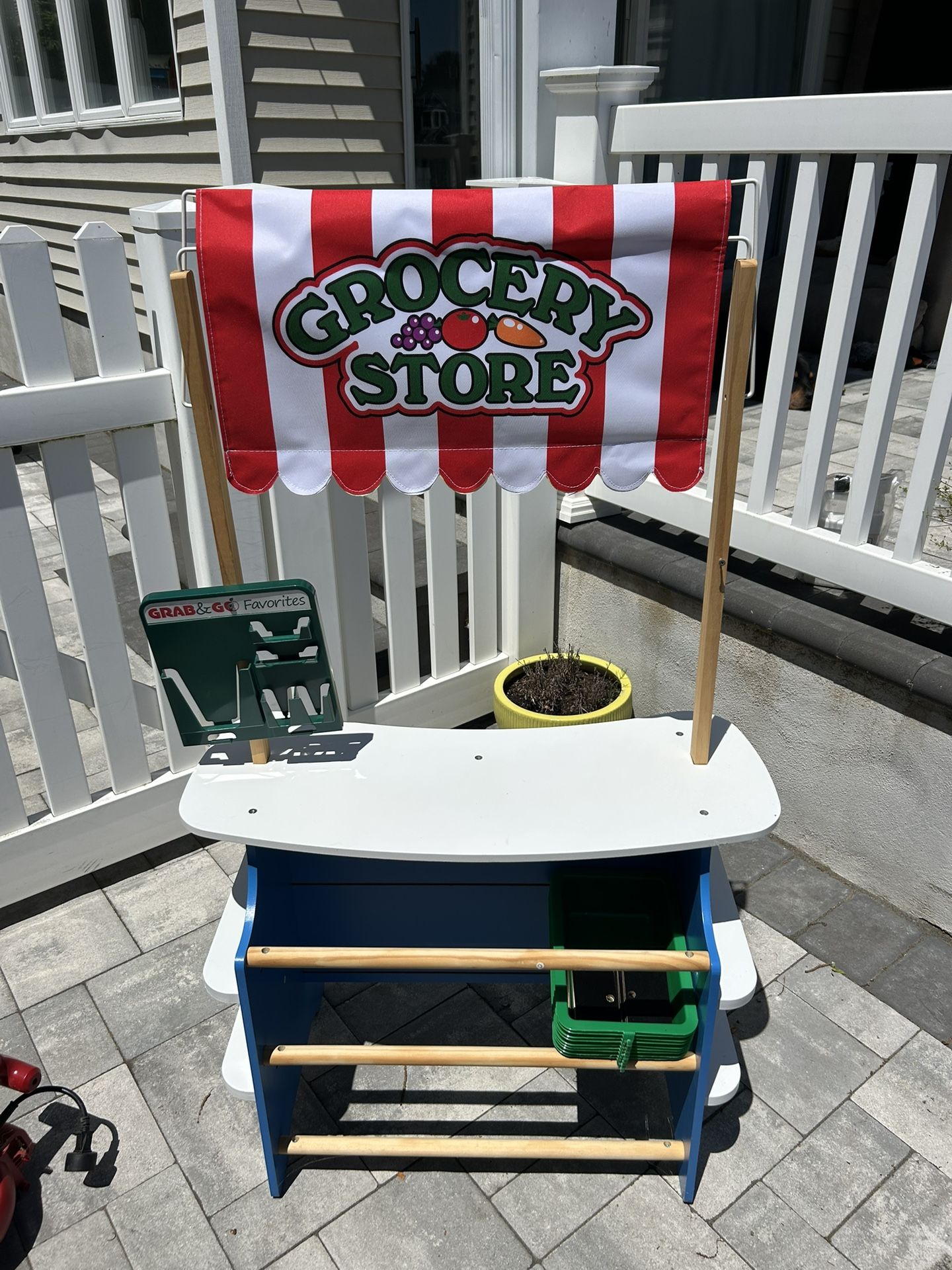 Melissa & Doug Grocery Lemonade Stand