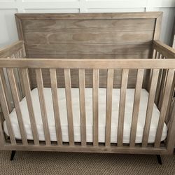 Evolur Crib and dresser set with removal changing table top and daybed conversion piece